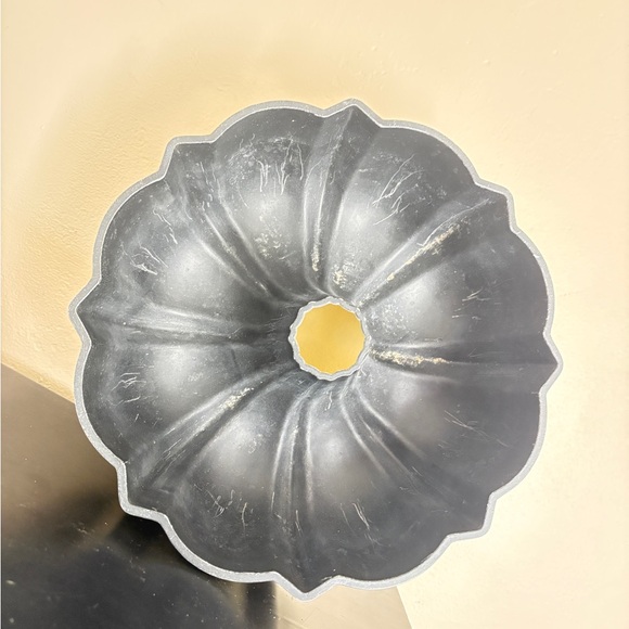 Bundt Pan . Heavy duty aluminum cake pan. 10” - Picture 2 of 6